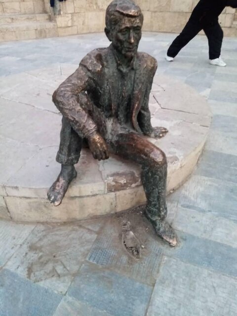 مجسمه پرویز تناولی بعد از دزدیده شدن کفشش
