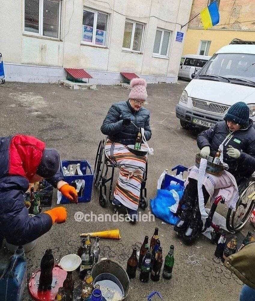 تصویر | زنان معلول اوکراینی مشغول ساختن کوکتل مولوتف 