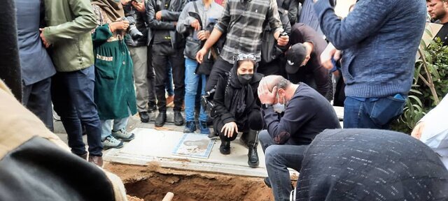 سلفی گرفتن با قبر بازیگر! | در مراسم خاکسپاری و تشییع پیکر زهره فکورصبور چه گذشت؟