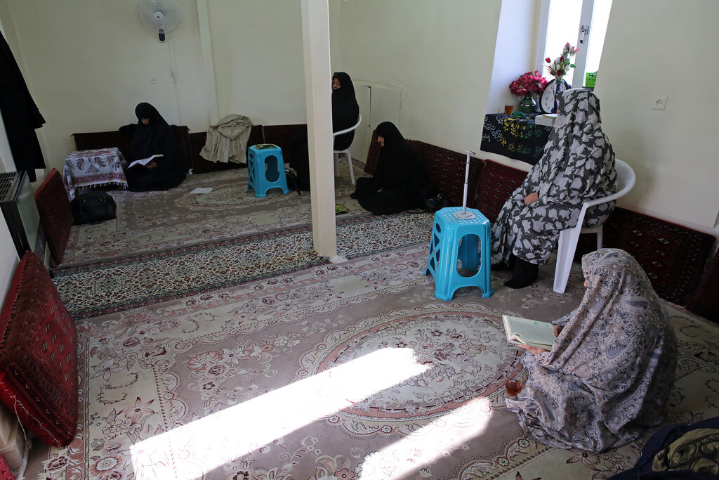 مسجد خشتی ۳۰۰ ساله در محله گل‌های پونه‌ها | ورود آقایان ممنوع است 