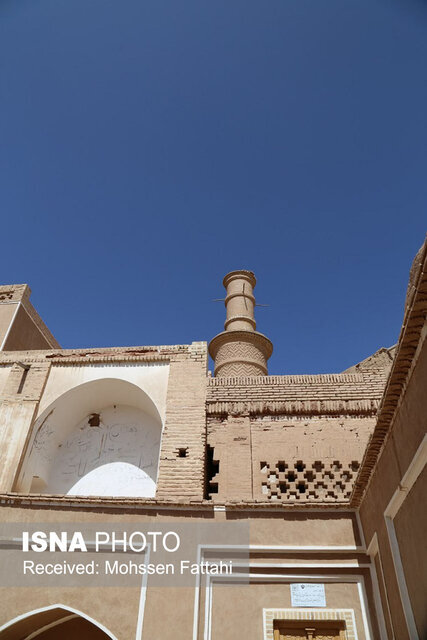 عکس | اینجا زادگاه خورشید ایران است | لذت تماشای منارجنبان خرانق ؛ تنها فانوس صحرایی تمام خشتی جهان