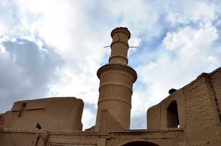 عکس | اینجا زادگاه خورشید ایران است | لذت تماشای منارجنبان خرانق ؛ تنها فانوس صحرایی تمام خشتی جهان