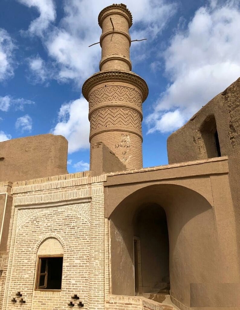عکس | اینجا زادگاه خورشید ایران است | لذت تماشای منارجنبان خرانق ؛ تنها فانوس صحرایی تمام خشتی جهان