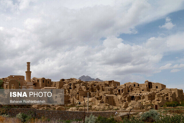 عکس | اینجا زادگاه خورشید ایران است | لذت تماشای منارجنبان خرانق ؛ تنها فانوس صحرایی تمام خشتی جهان