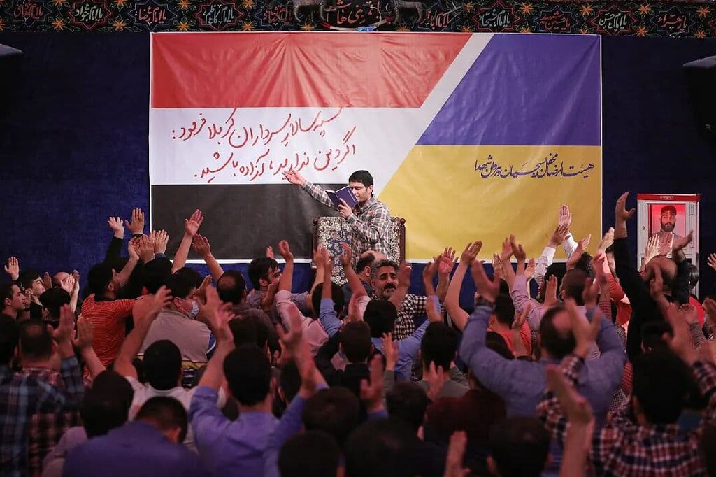 تصاویر | ماجرای پر سر و صدای نصب پرچم اوکراین در هیأت مداح مشهور کشور