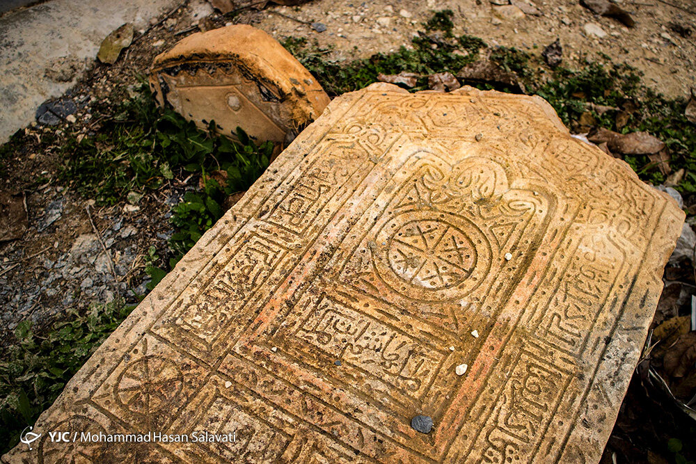 اسرارآمیزترین مکان دیدنی گلوگاه بهشهر ؛ حکاکیهایی جالب قبرهایی که شغل متوفی را نشان میدهند | آسیب قارچهای گل سنگ بر گورستان تاریخی سفیدچاه