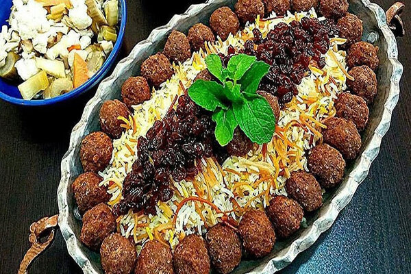 طرز تهیه رشته پلو ویژه نوروز | چه زمانی برنج آماده آبکشی است؟ | ترفند خوشعطر شدن رشتهها