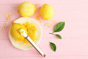 ۵ روش آسان برای گرفتن پوست لیمو | چه مدت می‌توان زست یا پوست لیمو را نگه داشت؟