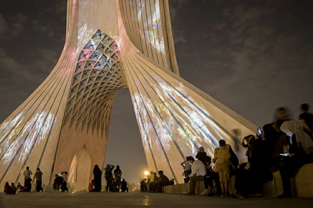 تصاویر | نورپردازی برج آزادی با تصاویر رهبران انصارالله | پرچم یمن هم نمایش داده شد