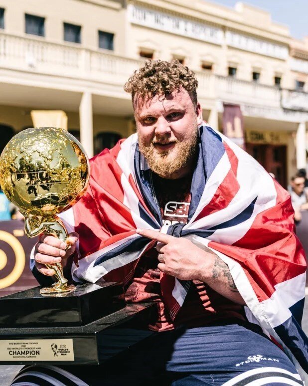 عکس | قویترین مرد جهان که آرنولد در مقایسه با او ریزنقش است