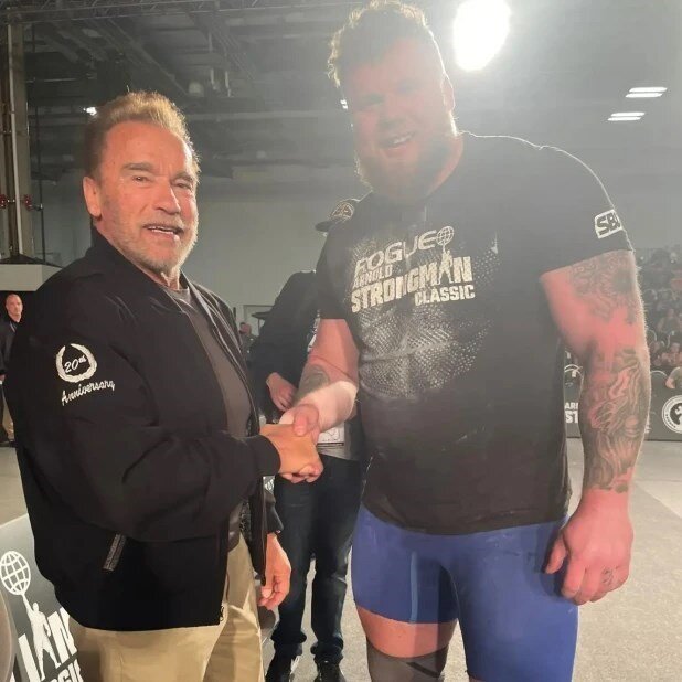 عکس | قویترین مرد جهان که آرنولد در مقایسه با او ریزنقش است