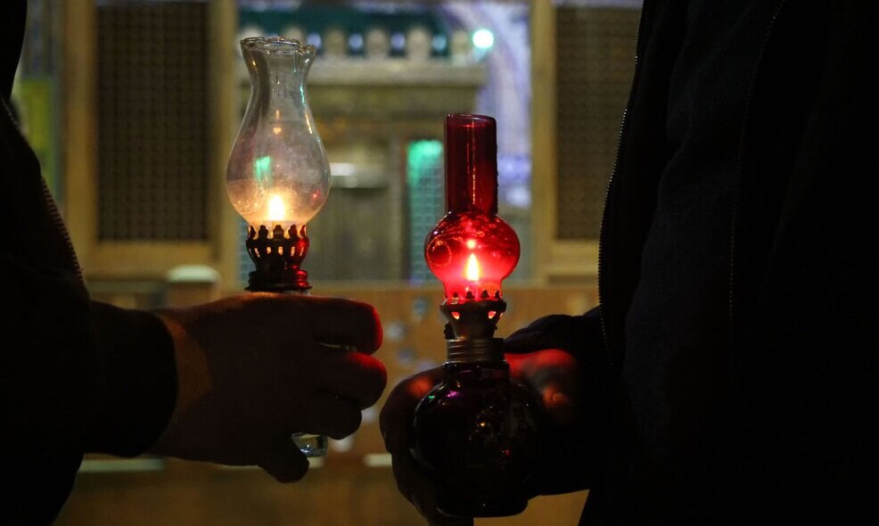 عکس | پیشنهاد سفر ؛ آیین جذاب شهرکردیها قبل از تحویل سال | از سبزه گذاشتن کنار کتیبه مشروطه تا پیادهروی چراغ به دستان در شهر