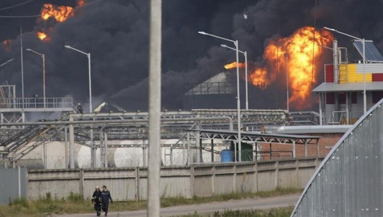 ببینید | آتش‌سوزی در انبارهای نفتی نزدیک کی‌یف پس از حمله موشکی روسیه