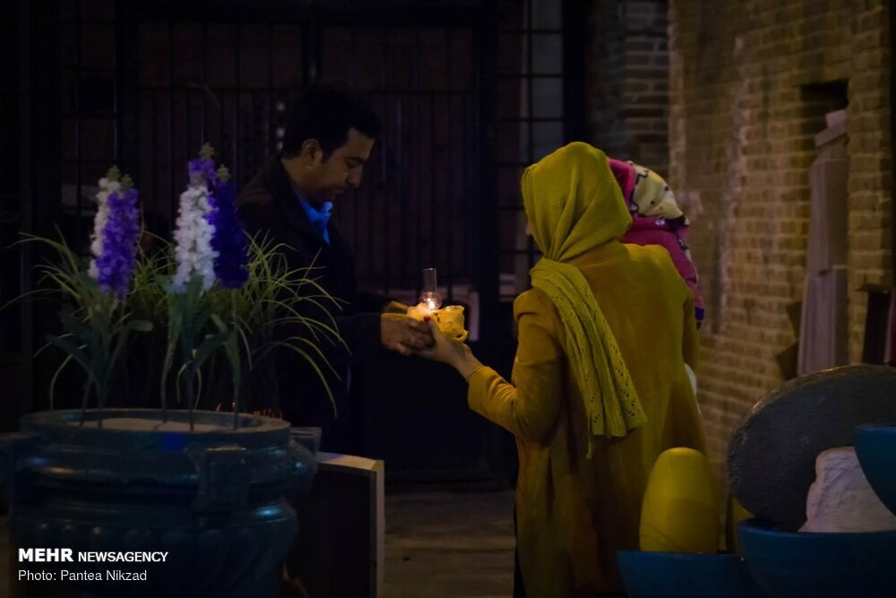 عکس | پیشنهاد سفر ؛ آیین جذاب شهرکردیها قبل از تحویل سال | از سبزه گذاشتن کنار کتیبه مشروطه تا پیادهروی چراغ به دستان در شهر