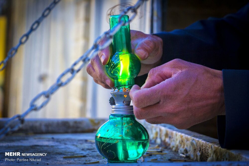 عکس | پیشنهاد سفر ؛ آیین جذاب شهرکردیها قبل از تحویل سال | از سبزه گذاشتن کنار کتیبه مشروطه تا پیادهروی چراغ به دستان در شهر