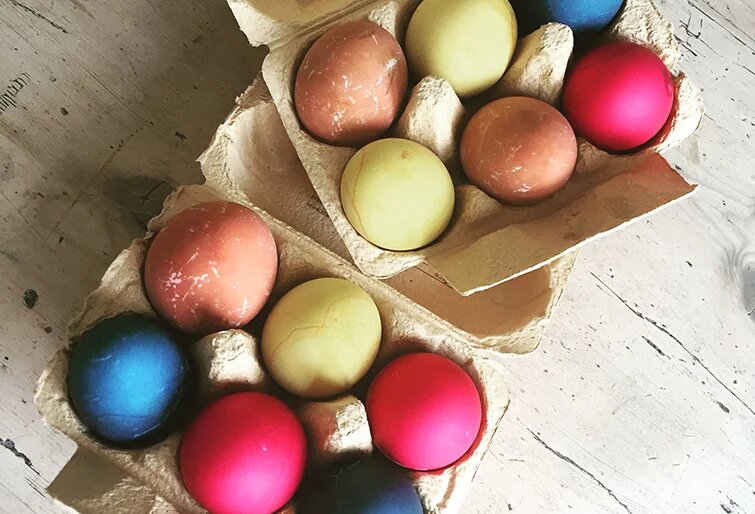 ۳ روش جالب و خلاقانه برای رنگ کردن تخم‌مرغ‌های سفره هفت‌سین