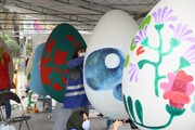 نورپردازی خلاقانه تخم‌مرغ‌های رنگی در میدان ونک