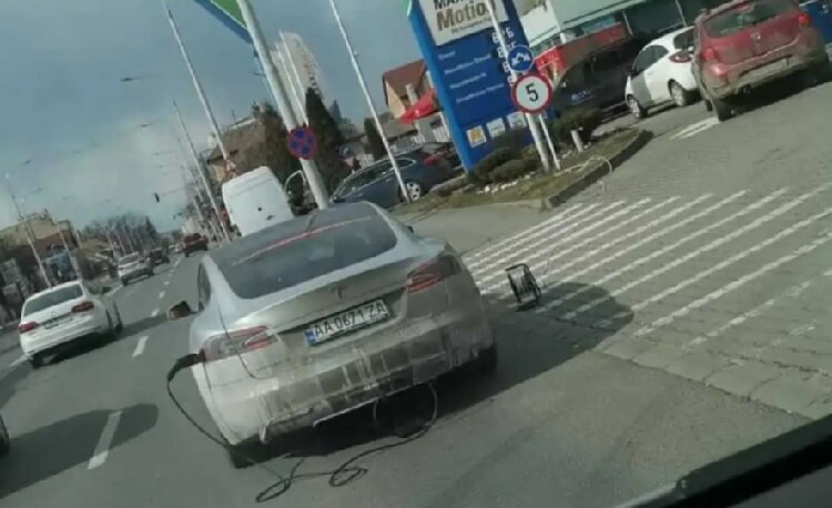 عکس | مشکلات فرار از اوکراین با تسلا مدل S