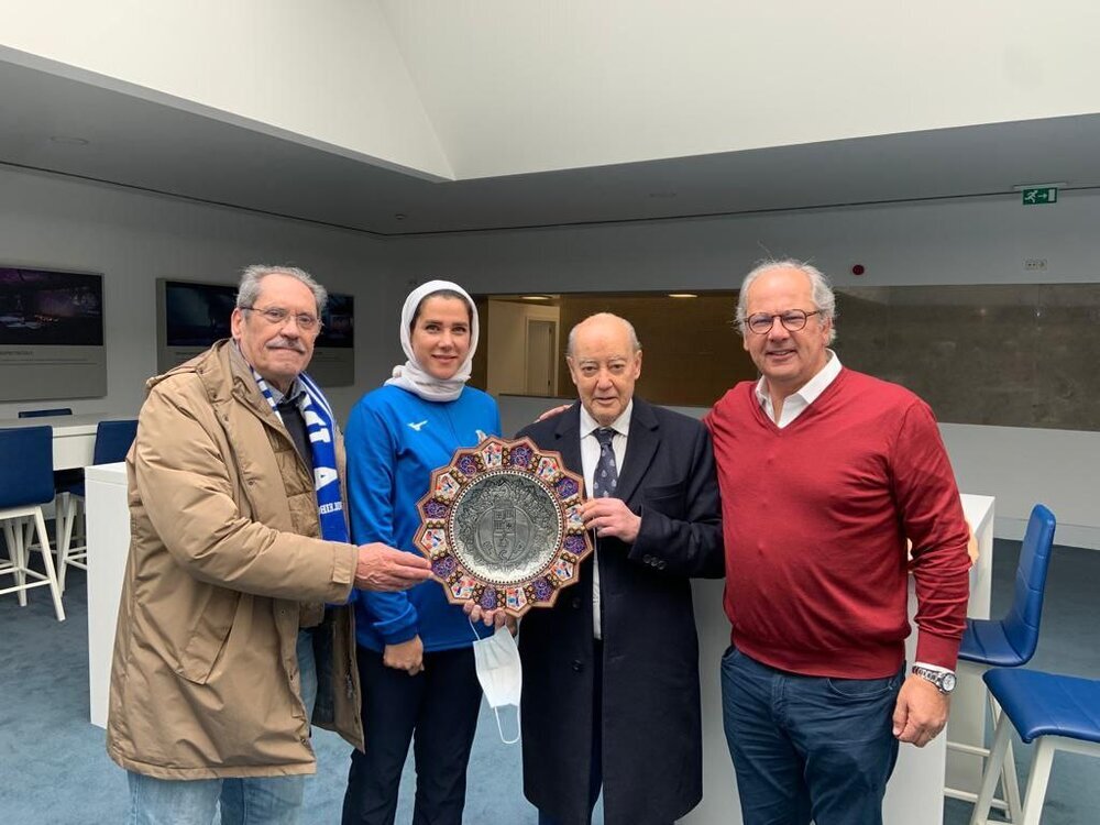 عکس | هدیه زیبای مربی ایرانی به باشگاه پورتو | عکس یادگاری با رئیس باشگاه محبوب پرتغالی