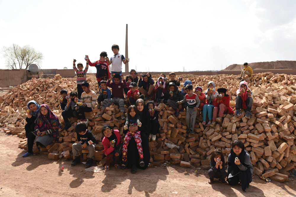 در حنیفا «وقت به جهاد میگذرد» | این بانوان جهادگر شادی نوروز را به کودکان کوره پزخانه هدیه دادند