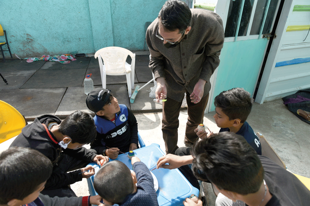 در حنیفا «وقت به جهاد میگذرد» | این بانوان جهادگر شادی نوروز را به کودکان کوره پزخانه هدیه دادند