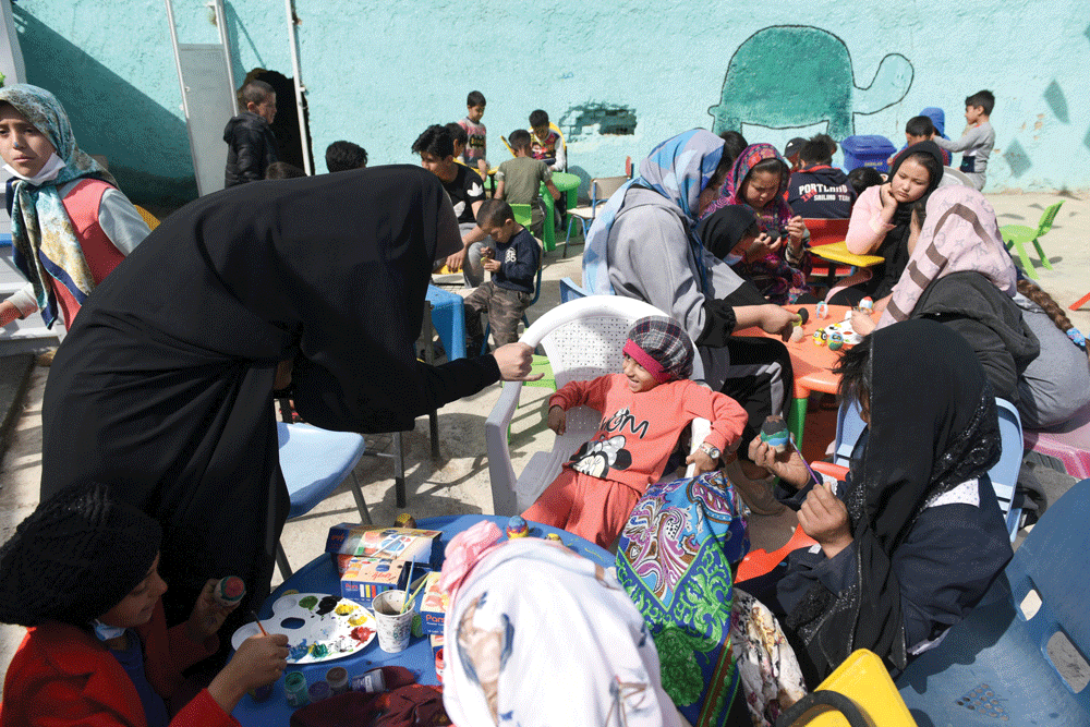 در حنیفا «وقت به جهاد می‌گذرد» | این بانوان جهادگر شادی نوروز را به کودکان کوره پزخانه هدیه دادند  