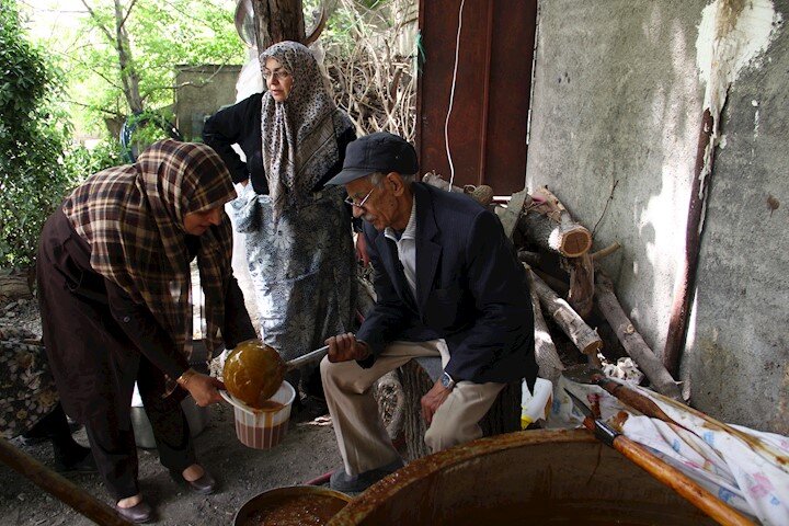 رسم سمنو پزان در خانه آخرین کدخدای محله | سمنوی پونک ۷۷ساله شد