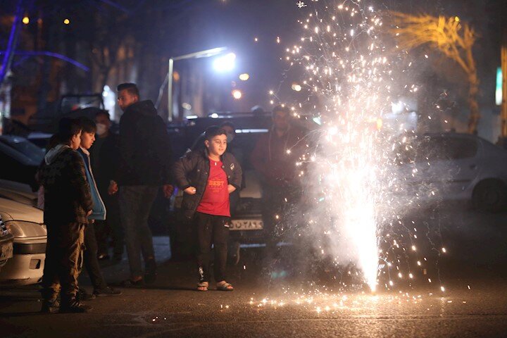 آماده باش 2500 آتش نشان برای چهارشنبه سوری | استقرار ۴۰۰ خودروی سبک و سنگین آتشنشانی در نقاط شلوغ شهر | آتش بازی فضای بسته ممنوع