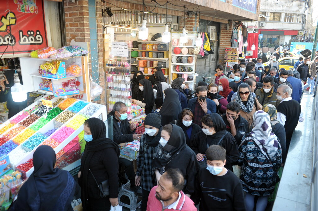 چند روز مانده به نوروز بازار بزرگ تهران مانند همیشه پر رونق و شلوغ است | افزایش چشمگیر زنان دستفروش | یک زن دستفروش: زندگی سخت شده باید کار کنیم!