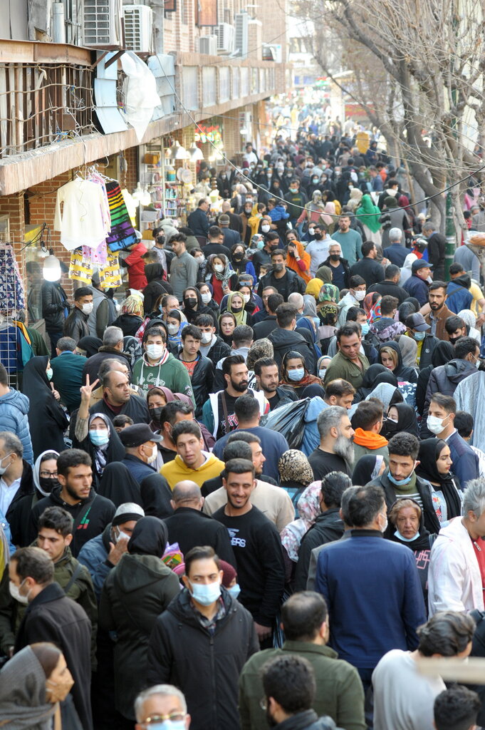 چند روز مانده به نوروز بازار بزرگ تهران مانند همیشه پر رونق و شلوغ است | افزایش چشمگیر زنان دستفروش | یک زن دستفروش: زندگی سخت شده باید کار کنیم!