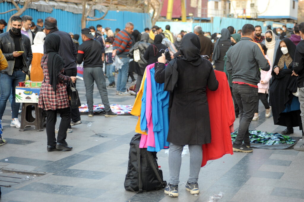 چند روز مانده به نوروز بازار بزرگ تهران مانند همیشه پر رونق و شلوغ است | افزایش چشمگیر زنان دستفروش | یک زن دستفروش: زندگی سخت شده باید کار کنیم!