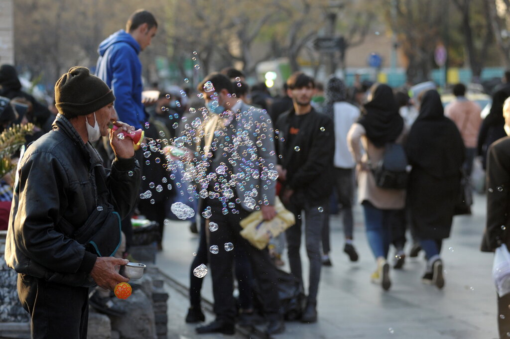 چند روز مانده به نوروز بازار بزرگ تهران مانند همیشه پر رونق و شلوغ است | افزایش چشمگیر زنان دستفروش | یک زن دستفروش: زندگی سخت شده باید کار کنیم!