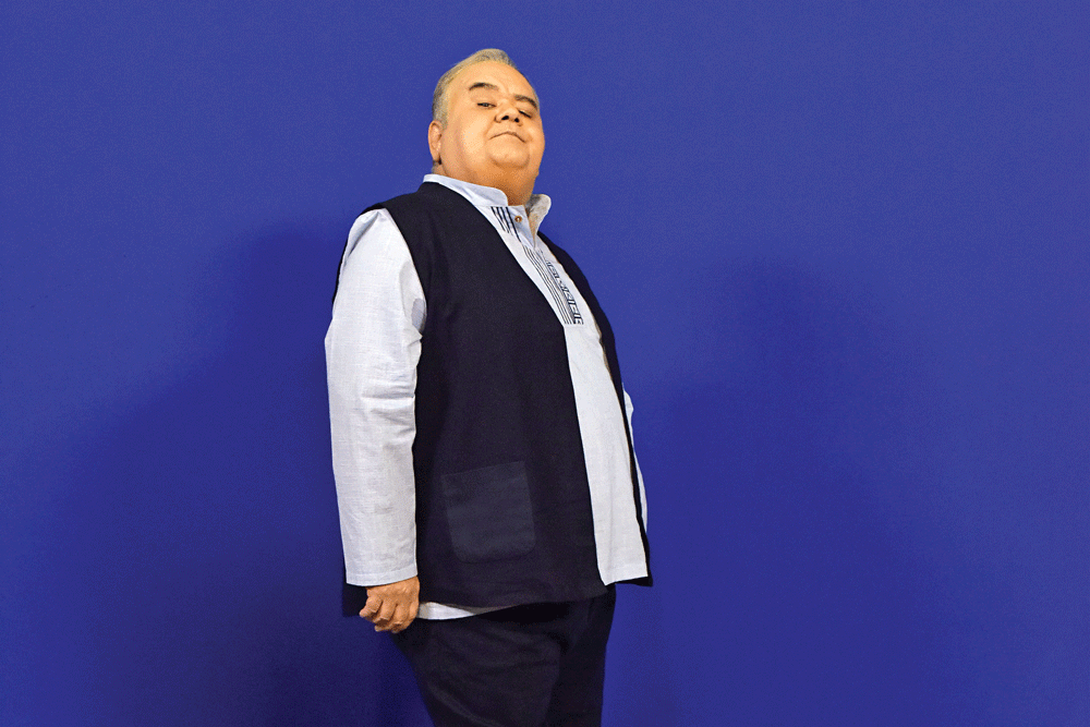 خاطرهبازی نوروزی با مرد هزار چهره | آرزو دارم خدا گوشمان را نکشد یا اگر هم میکشد از بیخ نکند! | ماجرای شلواری که چهارشنبهسوری شلوارک شد!