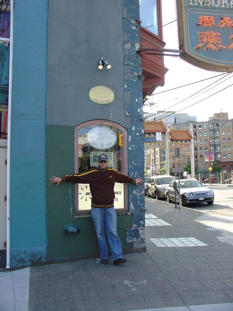 تصاویری از باریکترین خانههای جهان | انتقام از برادر و بردن مسابقه معماری؛ این ساختمانها به چه دردی میخورند؟