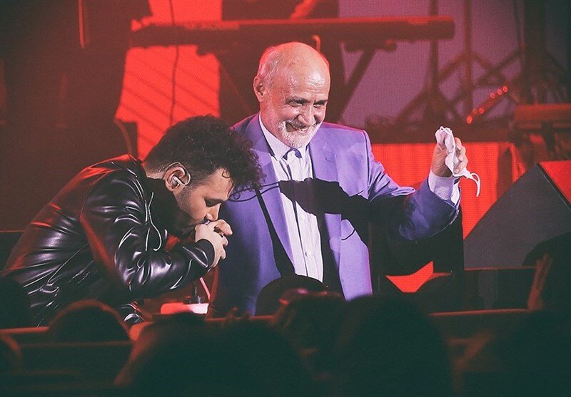 تصاویر | خواننده پاپ وسط اجرا به دستبوسی پدرش رفت | حضور بازیگر خاتون در کنسرت