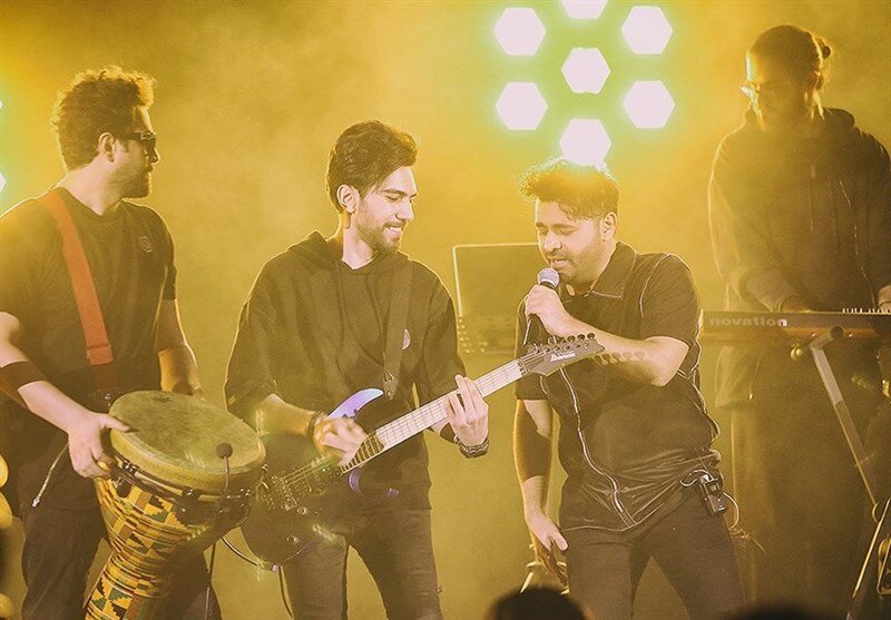 تصاویر | خواننده پاپ وسط اجرا به دستبوسی پدرش رفت | حضور بازیگر خاتون در کنسرت