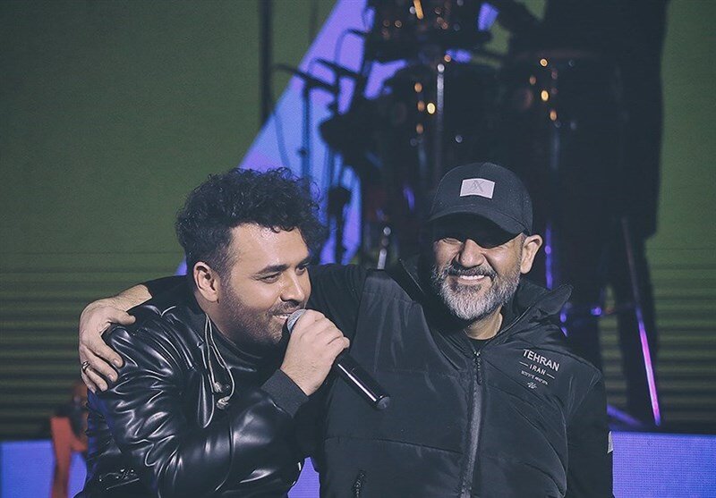 تصاویر | خواننده پاپ وسط اجرا به دستبوسی پدرش رفت | حضور بازیگر خاتون در کنسرت