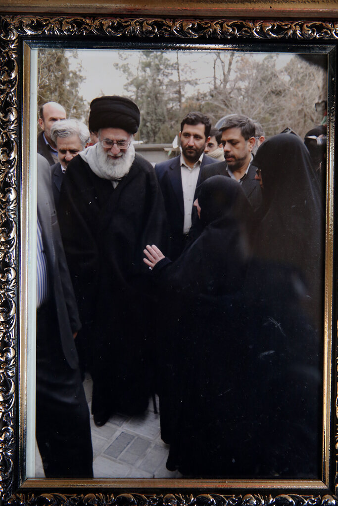 اینجا در قطعه ٢٧ میهمان علیرضا و مادرش هستید | گفتم یا امام رضا (ع) خوب رضایی دادی و در راه خوبی هم رفت