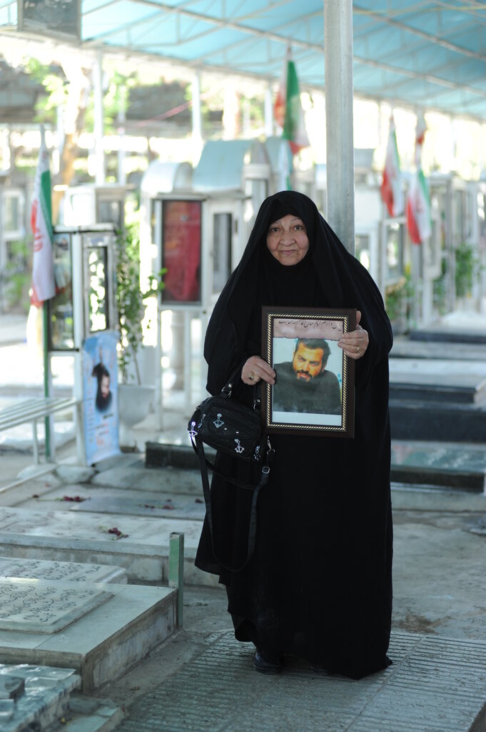 اینجا در قطعه ٢٧ میهمان علیرضا و مادرش هستید | گفتم یا امام رضا (ع) خوب رضایی دادی و در راه خوبی هم رفت