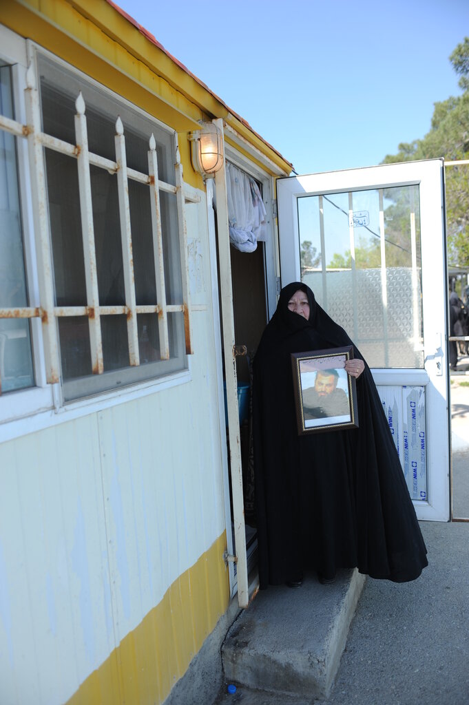 اینجا در قطعه ٢٧ میهمان علیرضا و مادرش هستید | گفتم یا امام رضا (ع) خوب رضایی دادی و در راه خوبی هم رفت