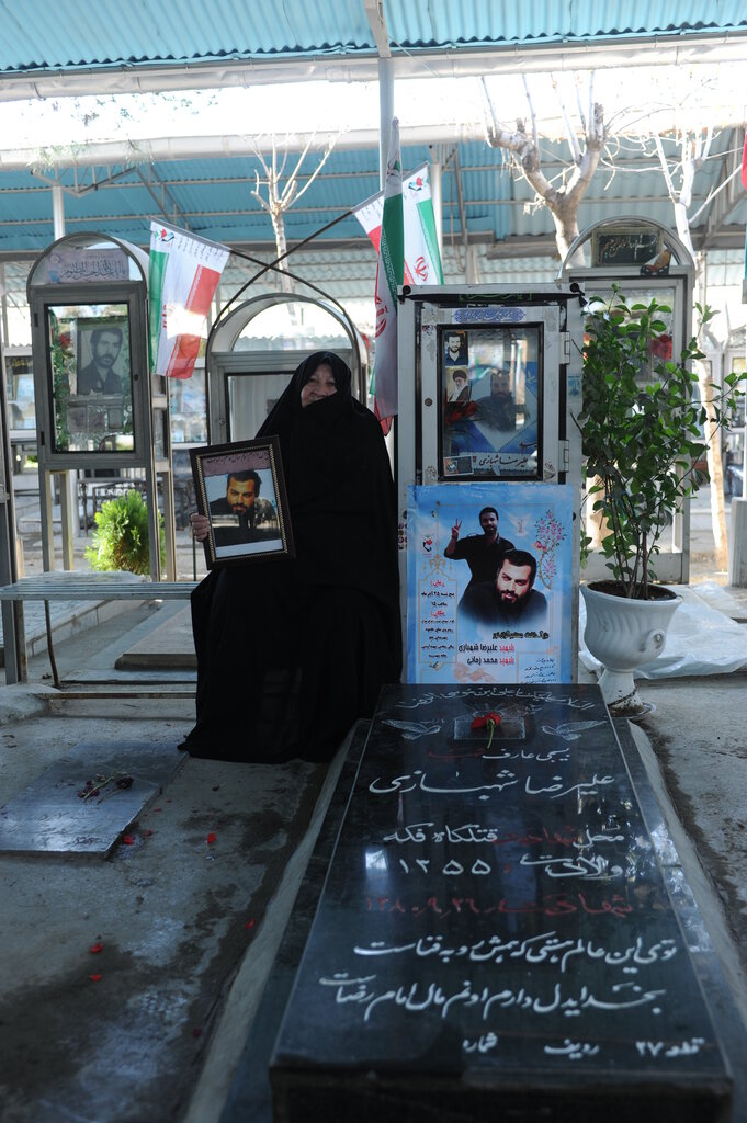 اینجا در قطعه ٢٧ میهمان علیرضا و مادرش هستید | گفتم یا امام رضا (ع) خوب رضایی دادی و در راه خوبی هم رفت