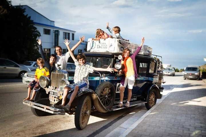 عکس | بازگشت یک خانواده بعد از ۲۲ سال | تولد ۴ فرزند با جهانگردی بین ۱۰۲ کشور