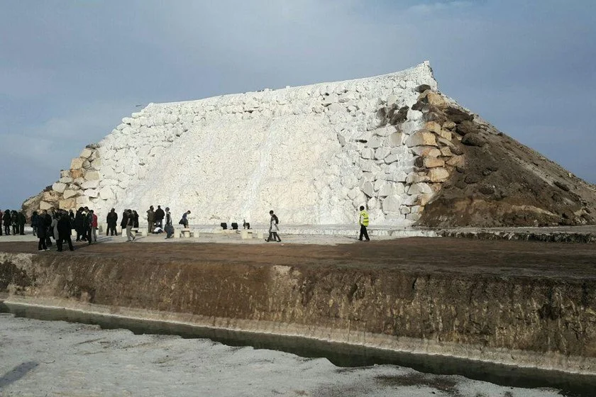 عکس | شگفتی طبیعت ایران؛ یک دهکده نمکی در دل کویر | اولین آبشار نمکی جهان را ببینید | در سفر به اصفهان دهکده نمکی پتاس را از دست ندهید