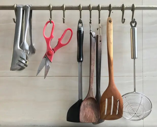 ۱۲ وسیله‌ای که باید در آشپزخانه خود داشته باشید