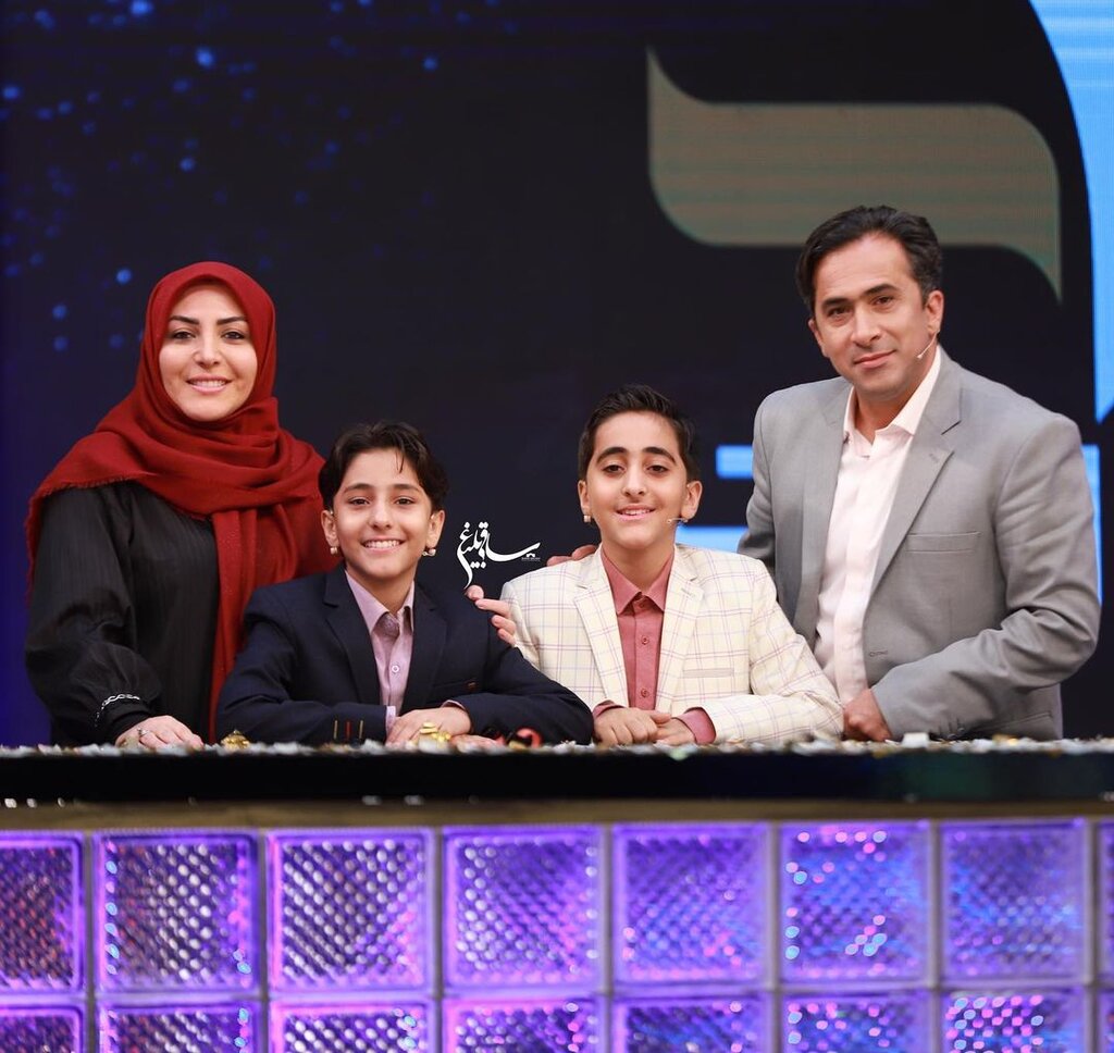 تصویری متفاوت از مجری معروف تلویزیون کنار همسر و فرزندانش - همشهری آنلاین