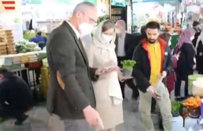 ببینید | این سفیر اروپایی در بازار تجریش وسایل هفت‌سین خرید