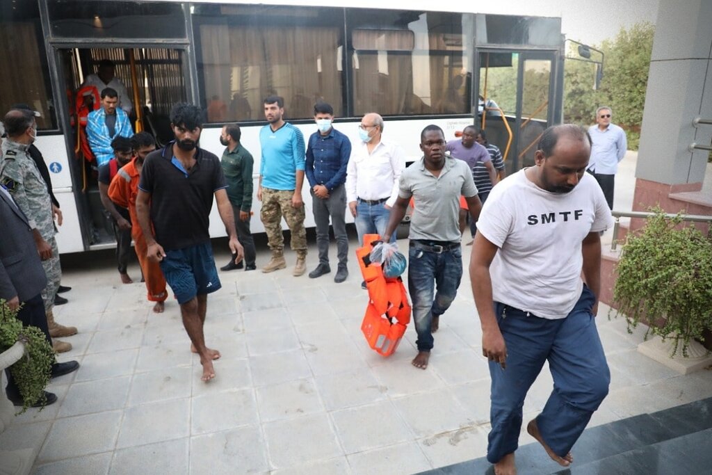 تصاویر انتقال خدمه کشتی غرق شده اماراتی به عسلویه | یکی از خدمه فوت کرد