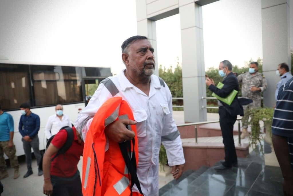 تصاویر انتقال خدمه کشتی غرق شده اماراتی به عسلویه | یکی از خدمه فوت کرد