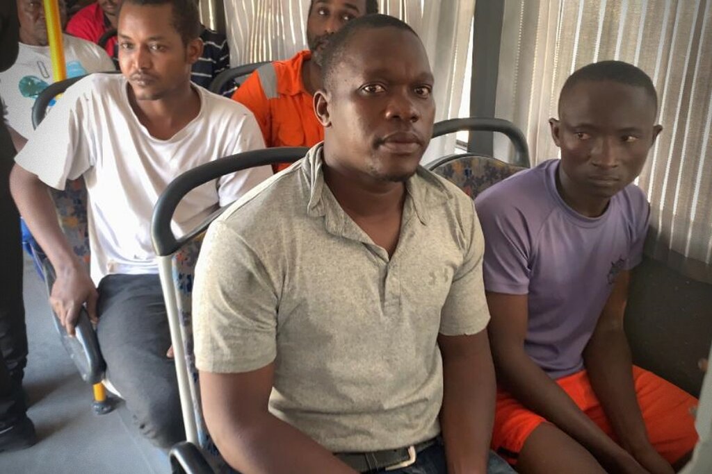 تصاویر انتقال خدمه کشتی غرق شده اماراتی به عسلویه | یکی از خدمه فوت کرد