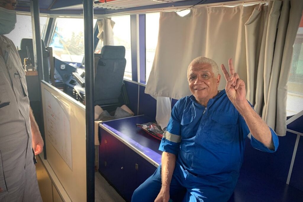 تصاویر انتقال خدمه کشتی غرق شده اماراتی به عسلویه | یکی از خدمه فوت کرد